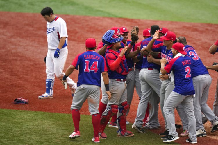 Dominicans top South Korea 10-6, win baseball bronze